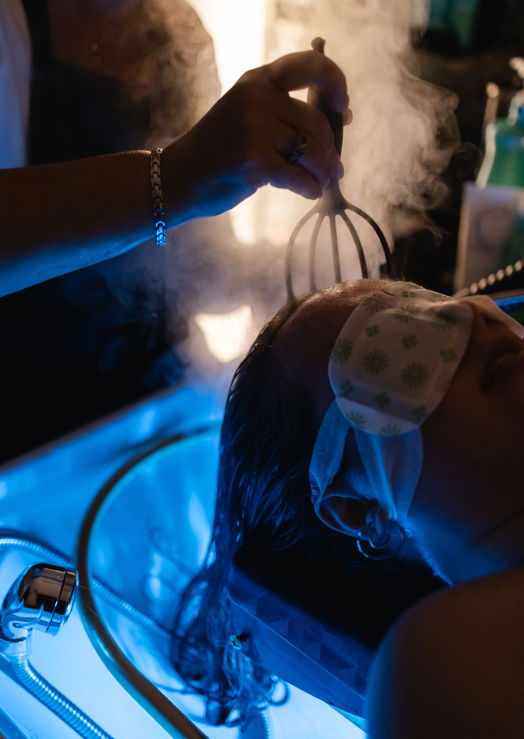 Deluxe head spa with LED therapy